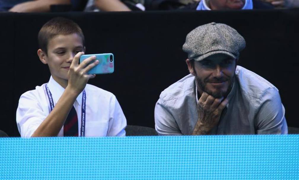 David Beckham sorride, il figlio Romeo fotografa il match